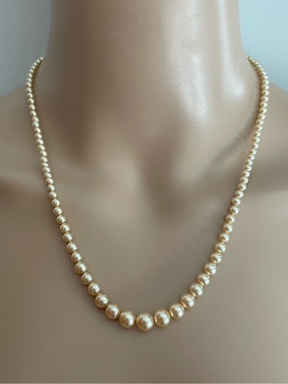 Vintage Pretty Classic Ivory/Cream Faux Pearl Dainty Necklace